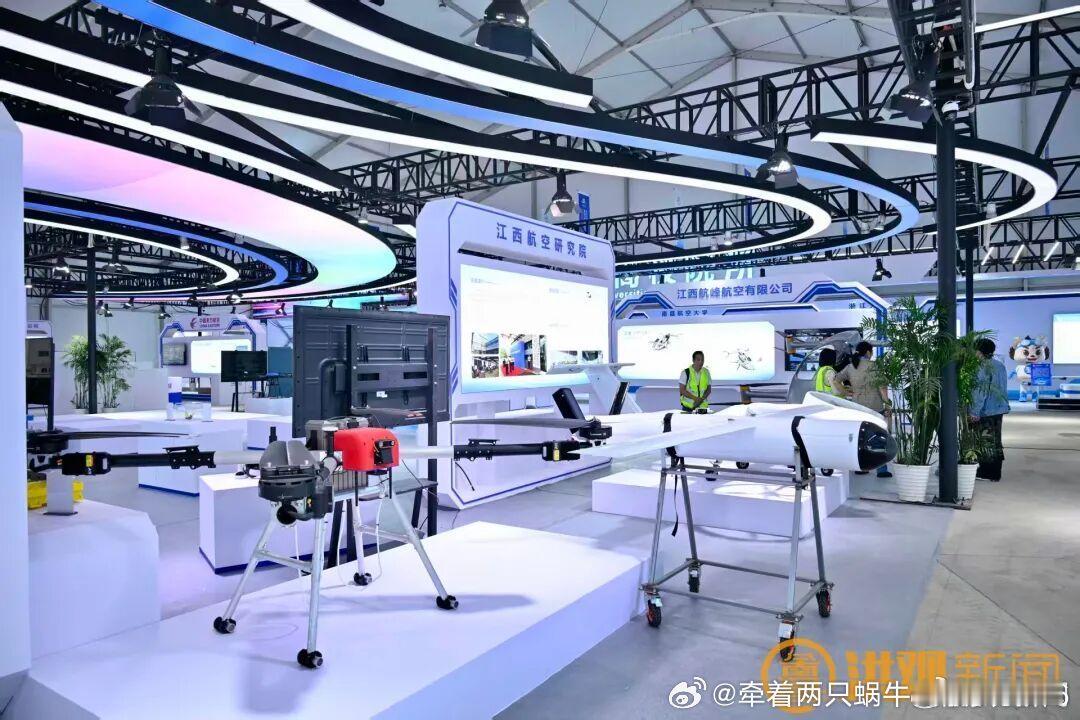 燃炸！顶级航空盛会定档南昌，解锁蓝天新玩法✈️
 
航空迷集合！两大重磅航空活动，中国航空产业大会+南昌航空产业博览会，将于10月31日—11月4日在英雄城同步登场！
 
本次盛会亮点满满，3万㎡超大展区，300多家企业齐聚现场，聚焦航空制造、商业航天、低空经济三大赛道 。多场专场论坛轮番开启，低 ​
