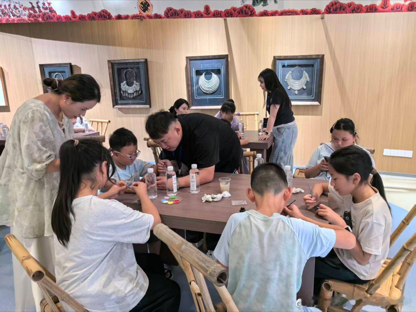 赴一场贵州非遗之约🌟「黔韵非遗行」鸿蒙智行车主活动
相聚多彩贵州城，亲手捏非遗泥哨，沉浸式感受贵州老手艺。
和车友坐在一起交流用车心得，现场小吃饮品齐全，轻松又治愈。
感谢鸿蒙智行贵阳孟关用户中心，期待下次再会✨
#鸿蒙智行 #享界S9 ​