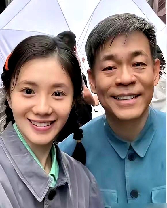 全网都在避嫌的时候，他顶着风暴敲下七个字：“娃呀，苟师想你啦。”

收视破4.4的《主角》正处风口浪尖，刘浩存评论区涌入各种声音，多数人选择噤声。演师傅苟存忠的孙浩，却用这句戏里的台词，把师徒命脉直接拽进了现实。

为了演活这个秦腔男旦，他勒头13个小时，三伏天裹着厚戏服绑沙袋甩上千次水袖。那81口