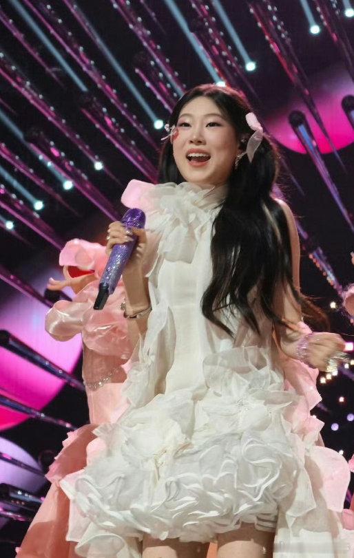 #NINA沈佳润[超话]##沈佳润# sjr#沈佳润nina出道一周年快乐#
 对你的喜欢就像今天的天气晴空万里,温度不减
​