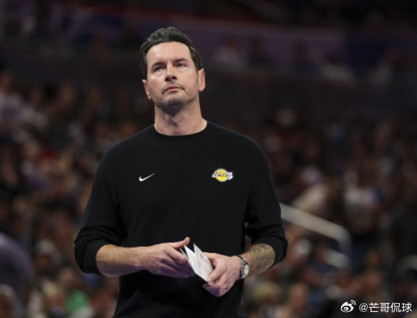 NBA季前赛，湖人114-110战胜国王。赛后，雷迪克接受了采访。

谈及表现，雷迪克表示：“我对我们目前所处的状态感到满意。希望未来几天能收到一些球员的伤病消息，这样我们至少能在其中一场比赛里，看看全员齐整状态下球队真实的样子。”

本场比赛扎伊尔·威廉姆斯、凯斯勒、卡卢马、塞克斯顿、卡尔和 ​