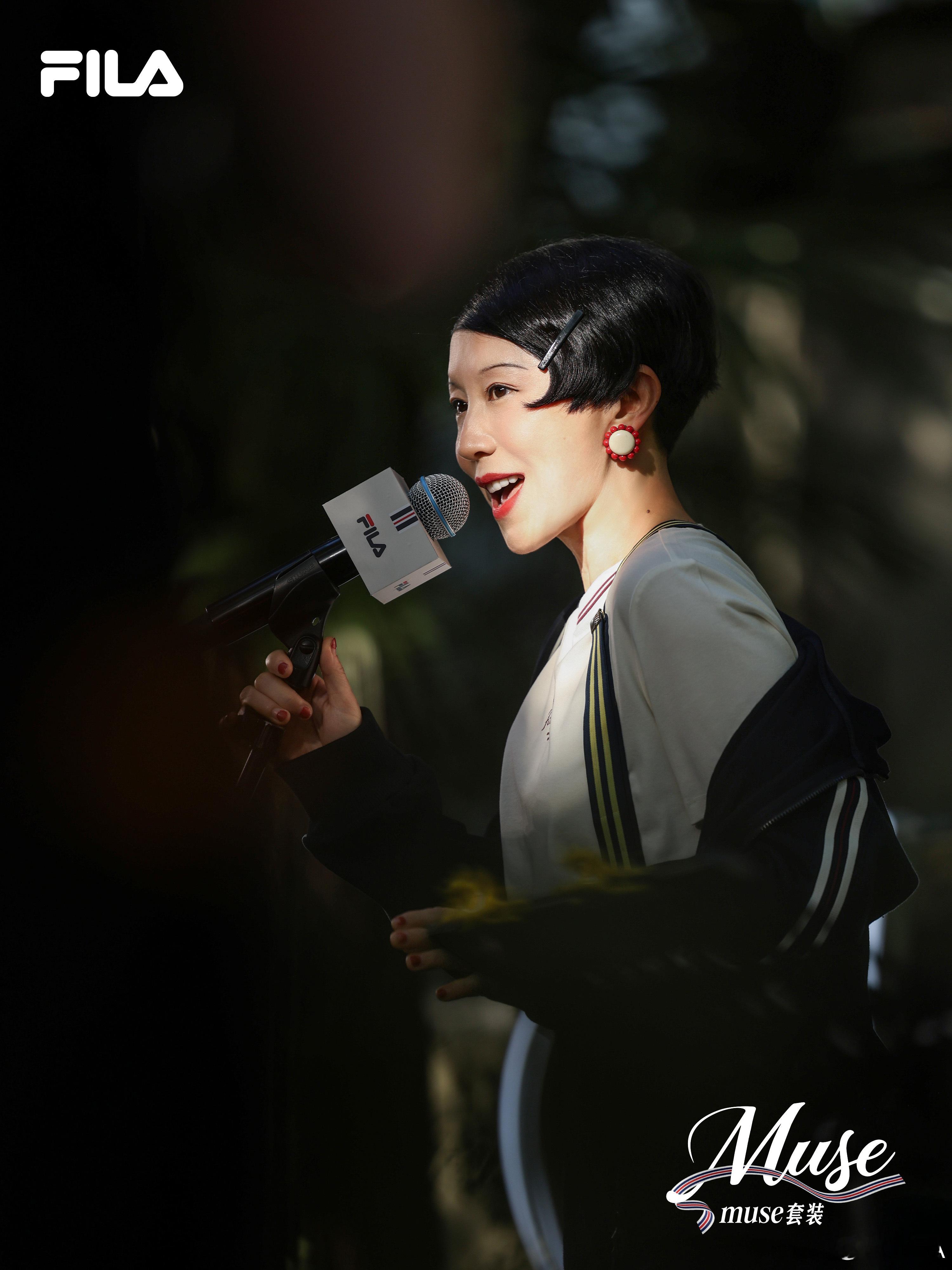 🍂 秋风起，赴一场MUSE绽放派对。

神秘嘉宾献唱《Good Girl》，
用音乐解锁专属秋日的松弛感🎵

跟随FILA MUSE的脚步，
用阅读感受秋日的静谧📖
用漫步套住秋日的温柔🍂

#fila# 
#斐乐# 
#FILA套住秋天# 
#FILAMUSESET# 
#filamuse# 
#FILA套装# 
#做自己的缪斯# 
 ​
