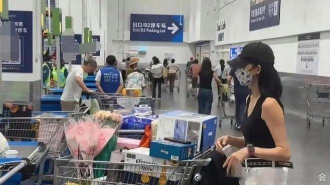 《身家上亿的蔡少芬，在珠海山姆被人群堵住，车上塞满3车东西，把路人都看愣了。你以为装的是茅台和进口牛肉》晚川旅记在百度发表了新动态 ​