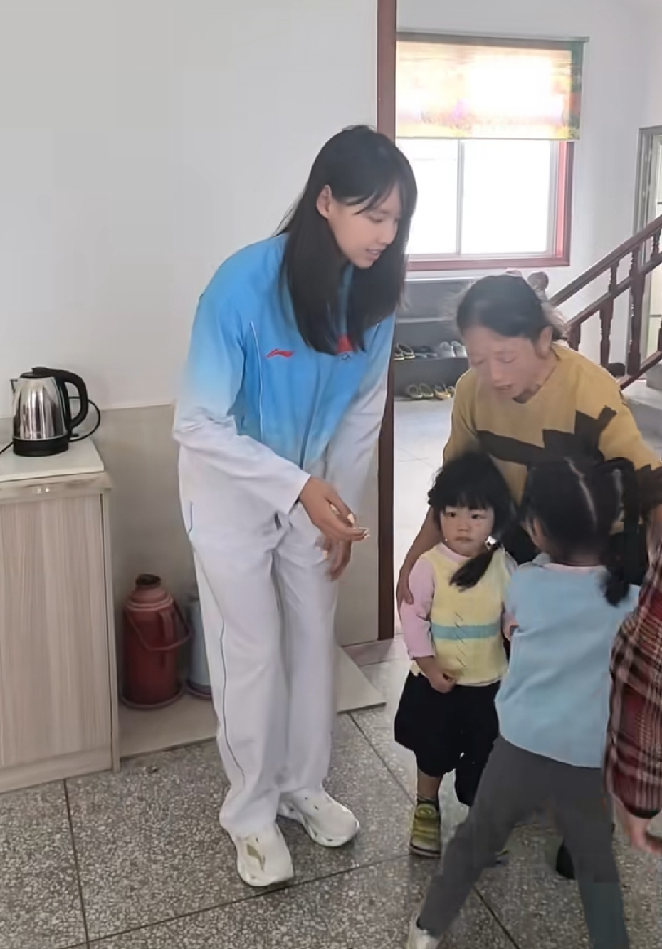 亚运会仰泳冠军彭旭玮回到家乡湖北家里，家里来了很多的亲朋好友街坊邻居啊，纷纷和亚运会三金王要合影留念啊，真的是穷在闹市无人问富在深山有远亲啊，亚运会冠军回到家里，没想到家里这么多人这么热闹，给彭旭玮都给整害羞了啊，冠军不愧是冠军，才貌双全