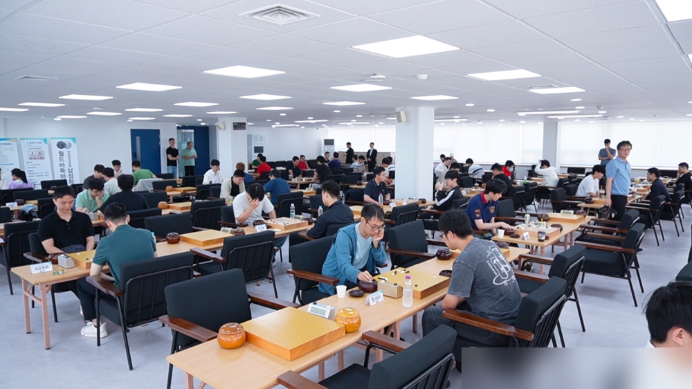 三星杯预选赛，中韩14盘对抗，中国棋手赢了13盘。韩国棋院官网的评论区直接炸了。
韩国已经从围棋强国沦落为二流国家。这是韩国棋迷自己写的。还有人说，韩国的年轻天才应该送到中国留学，不然没戏了。
16个正赛席位，中国拿了14个。韩国只剩元老组一根独苗撑着面子。金恩持输了之后，评论区全在喊，外卡必须