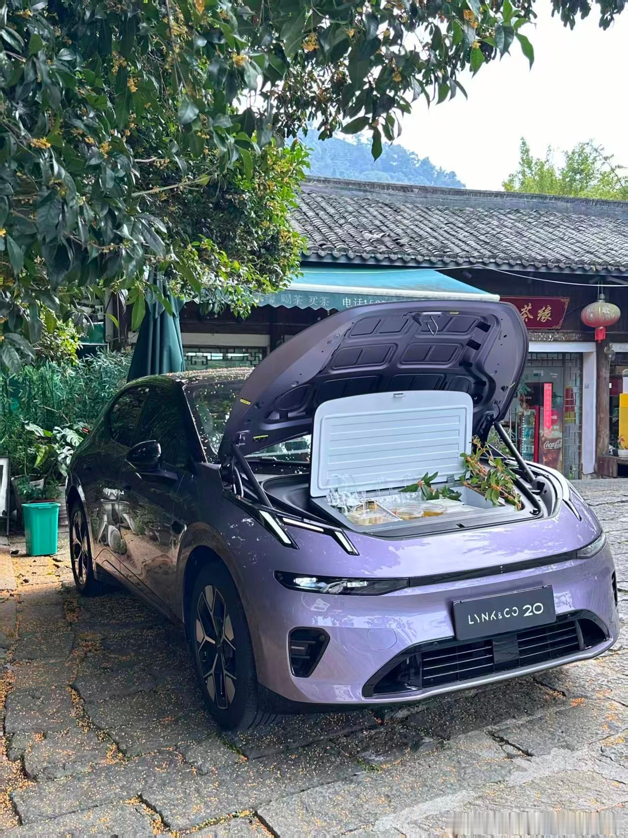 领克20车主这波操作，算是把前备箱的隐藏玩法开发出来了。杭州桂花季期间，打开前备箱就是一台冰柜，桂花蜜、桂花糕、桂花糖水直接成为主题摊位的主角。37.5L容积，加上-18℃至10℃的温度调节范围，这个前备箱确实和传统储物空间不太一样。对于喜欢自驾游、周末逛市集的人来说，车上多一个能调温的空间 ​