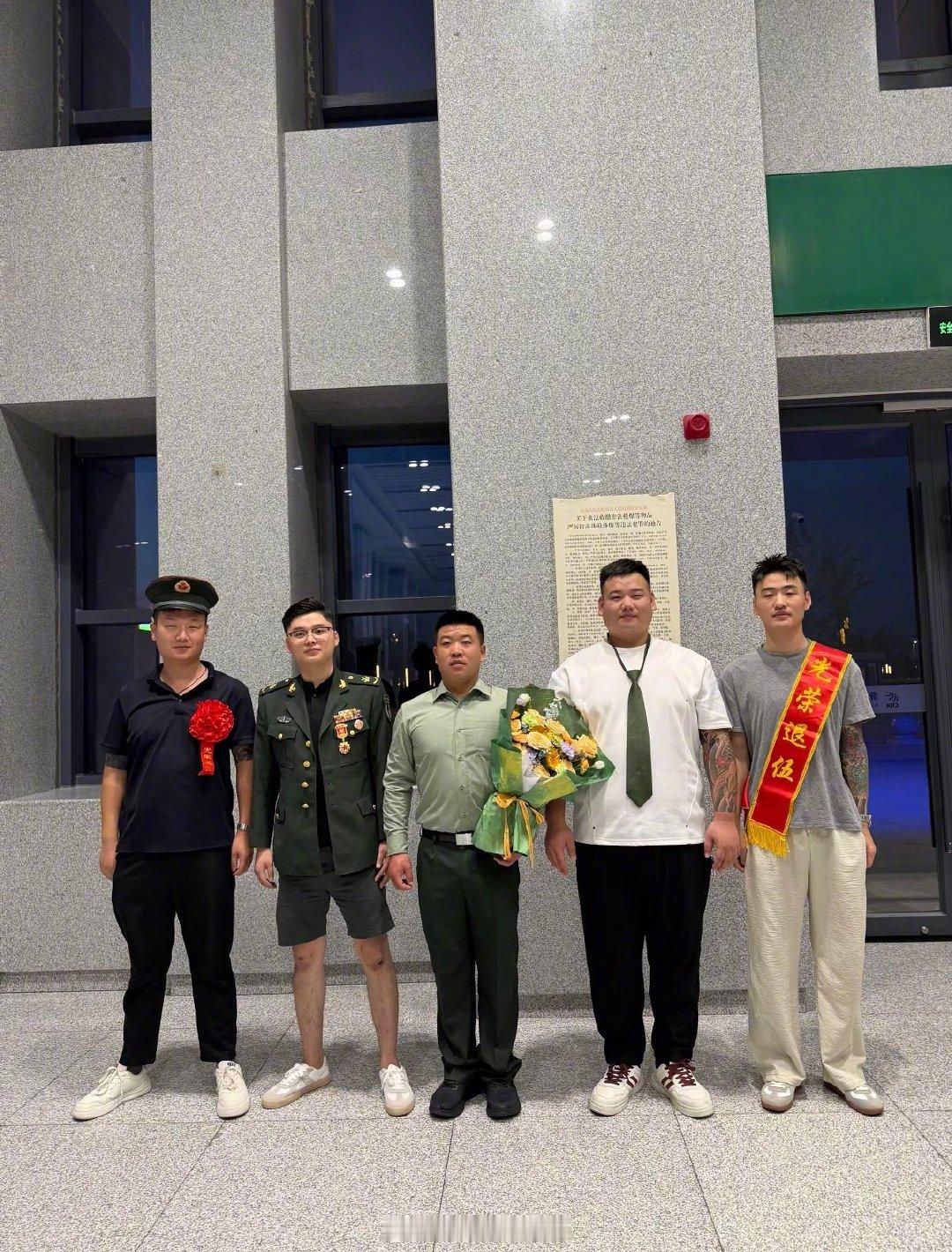 一人当兵，一起光荣
（图片来自互联网） ​