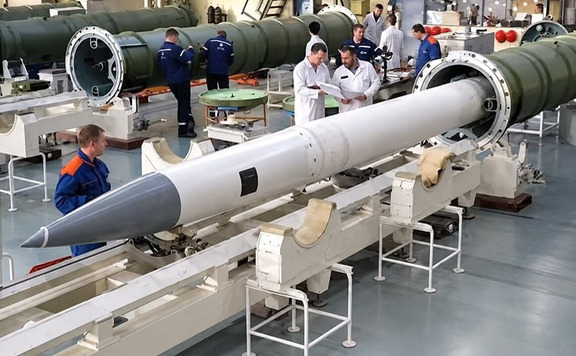 偏差300多米！俄军大量把防空靶弹拿来实战，精度远逊伊斯坎德尔。
路透社引用乌克兰情报部门的数据称，7月到8月初，俄军大量使用RM‑48U导弹袭击乌克兰。这款弹药原本是防空训练用的靶弹。统计显示，7月俄军一共打了158枚弹道以及高超音速导弹，8月前8天发射70枚，合计228枚，其中RM‑48U超过半数。乌方经评估分析，该导弹威力、精度都远不如伊斯坎德尔，平均落点偏差可以达到300多米。