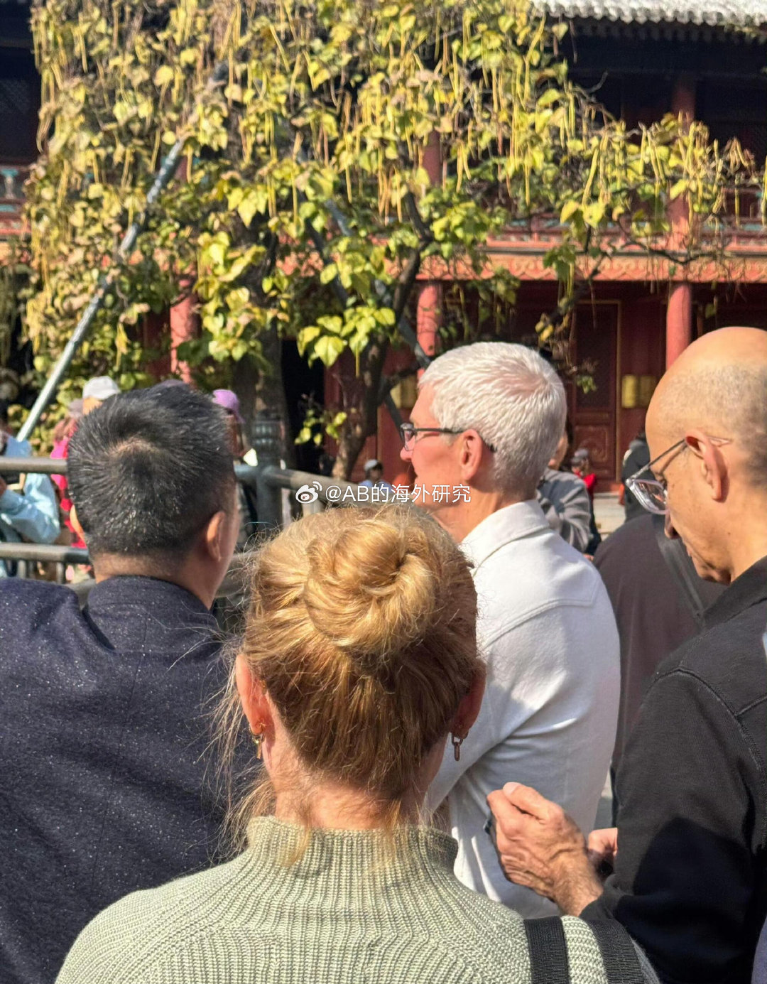 库克这是卸任后，在中国玩嗨了，今天老哥又跑去北京的雍和宫、故宫，将近在中国呆了快 5 天，这是他卸任以后，最长的一次出访行程。

目前库克还担任着苹果执行董事长职务，主要负责政策和政府关系，就是全球到处跑（顺便玩。 ​