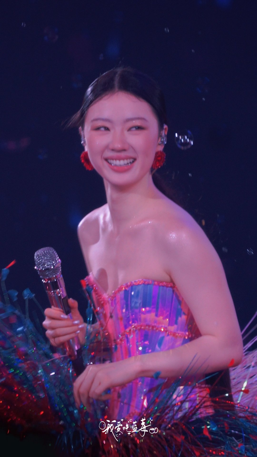“可是你笑得无害又无赖”
#单依纯[超话]##单依纯# ​