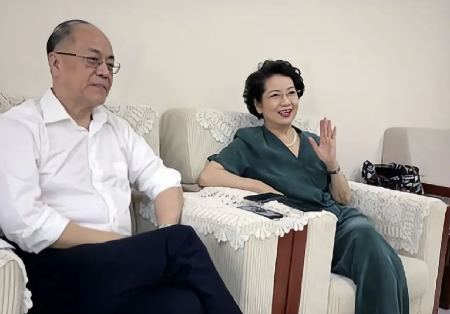 都说面相往往会蒙蔽人的判断，李维康便是如此。

今年六月，她还和丈夫耿其昌一同现身，观看郭玮的《锁麟囊》专场演出，这也成了她生前最后的公开亮相。演出落幕谢幕之后，二人专程到后台向郭玮道贺，还留下合影，暖心鼓励后辈。彼时的她身形消瘦，但精神状态尚可。

谁也未曾料到，短短两个多月后，大师便因病溘然长逝
