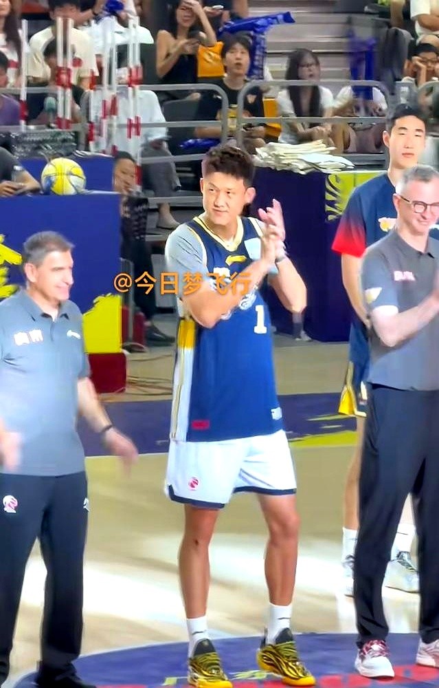 时隔四年，周鹏在东莞主场急切地套上那件11号球衣。

9月1日宏远首训，他说感觉又熟悉又陌生，跟刚升一队那会儿一个样。现在他得把心态打回新秀，去带这帮年轻人。

朱芳雨带着新帅亚科夫列维奇，还有胡明轩、徐杰和几个新外援集体亮相。全场最硬的是张昊，大伤后第一次公开露面直接上表演赛，跑起来看不出半点犹豫