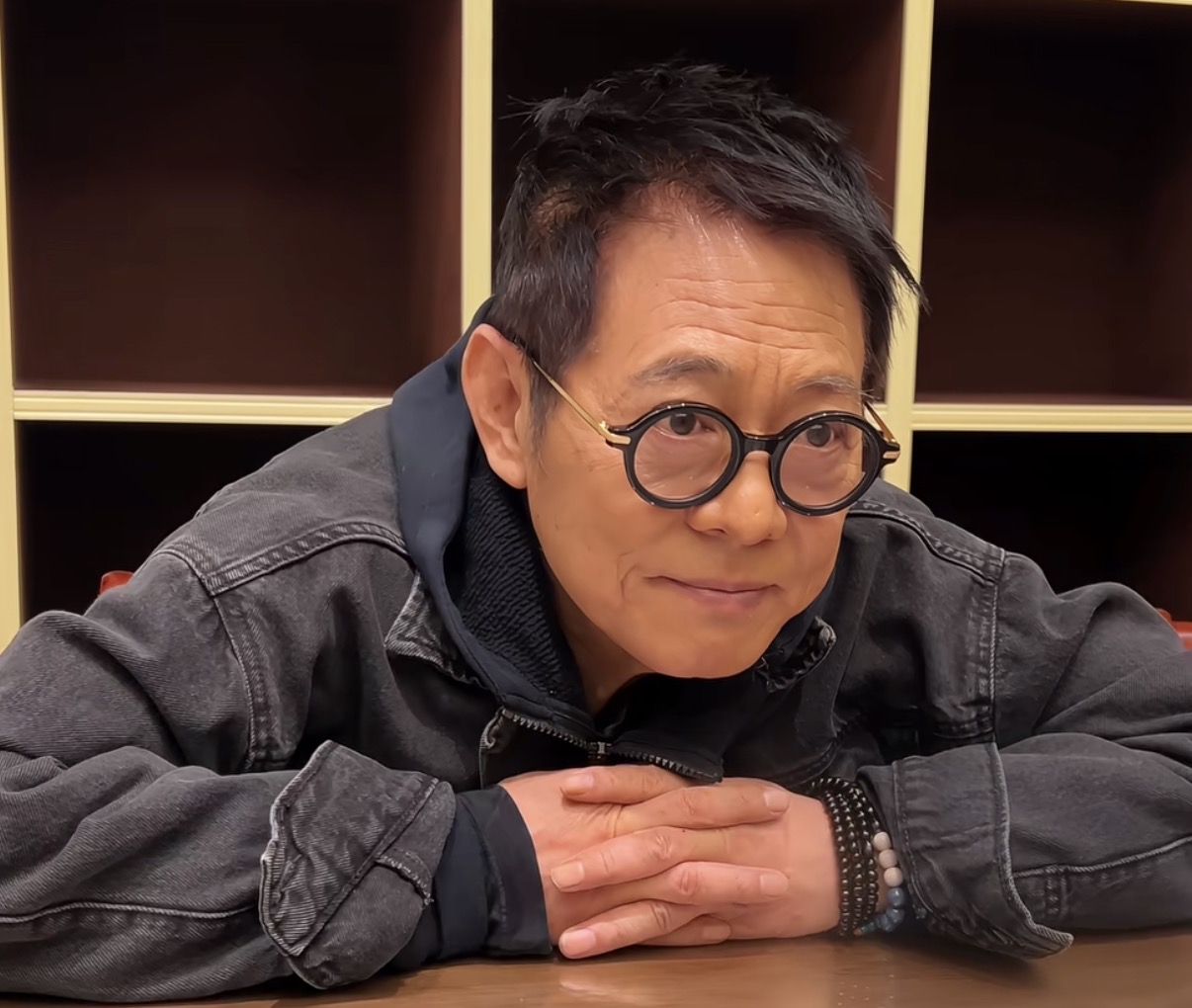 年纪大了就不要瞎折腾，

不信你看看李连杰，

他跟自己的助理抱怨说自己想停下来休息一天都不容易，每天被催工作催行程。

李连杰63岁了，和年轻时候比精气神肯定大不如前。

何况他又是功夫巨星，年轻时不可避免会留下一些暗伤。

像他这个咖位明明都财富自由了，干嘛还不服老那么拼的工作，完全可以颐养天年