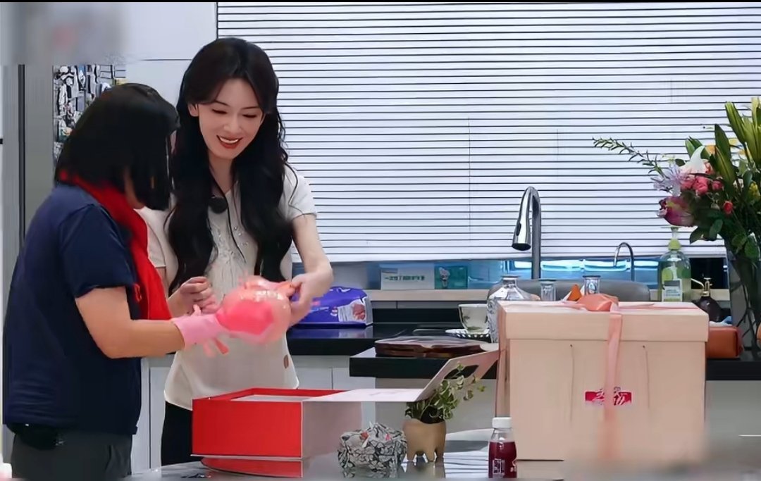 看完《我家那闺女》确实风险极高，几乎没有不爱上陈瑶的可能。她在节目中展现的温柔、细腻和高情商让嘉宾拉宏桑当场“路转粉”，全网也随之沦陷。 一、让嘉宾“现场倒戈”的极致温柔- 细节共情力：拉宏桑在炎夏穿