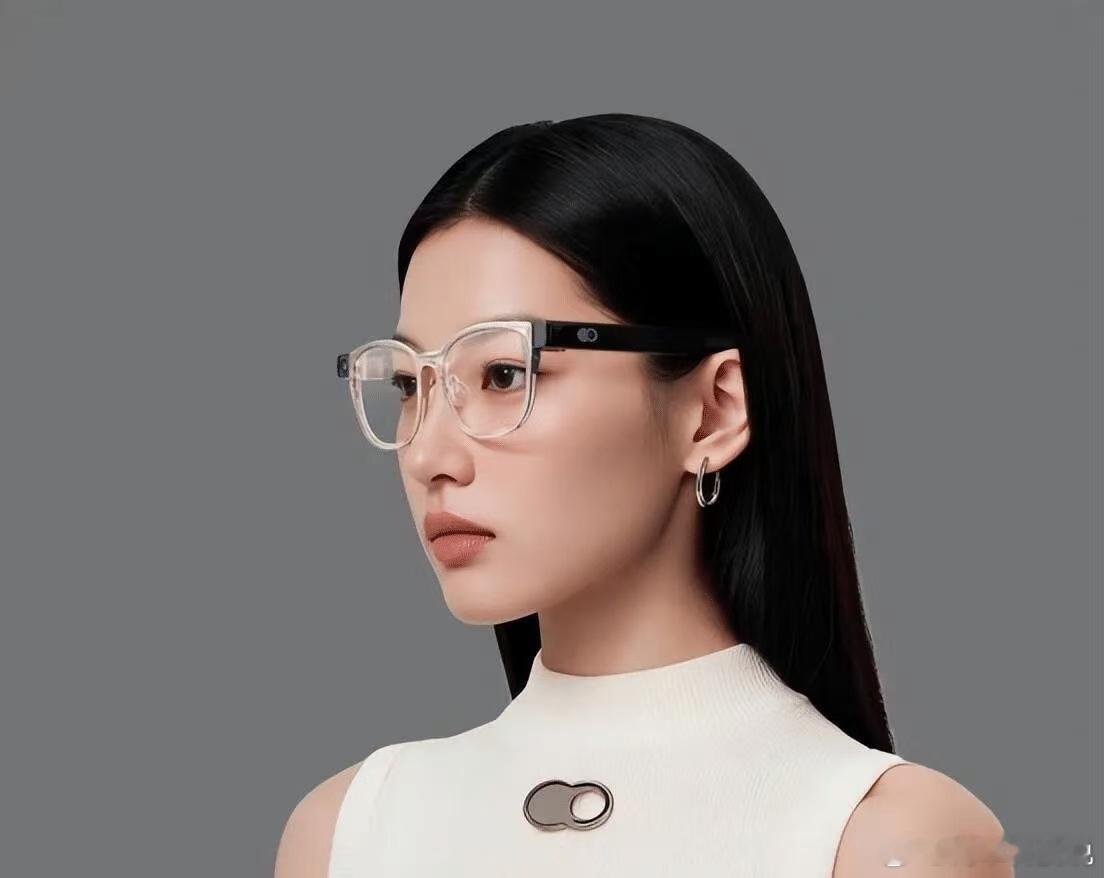 #AI眼镜的问题是过度宣传吗# AI眼镜吃灰率高，宣传上确实有问题，去翻翻那些宣传片，实时翻译、第一视角拍摄、AI语音助手，戴上就像开了外挂。但真实用户反馈画风完全不一样，典型的买家秀vs卖家秀呀！所以雷鸟CEO李宏伟说“做到95分宣传成85分，而不是做到70分宣传成90分”我反而想看看这收着的10分， ​
