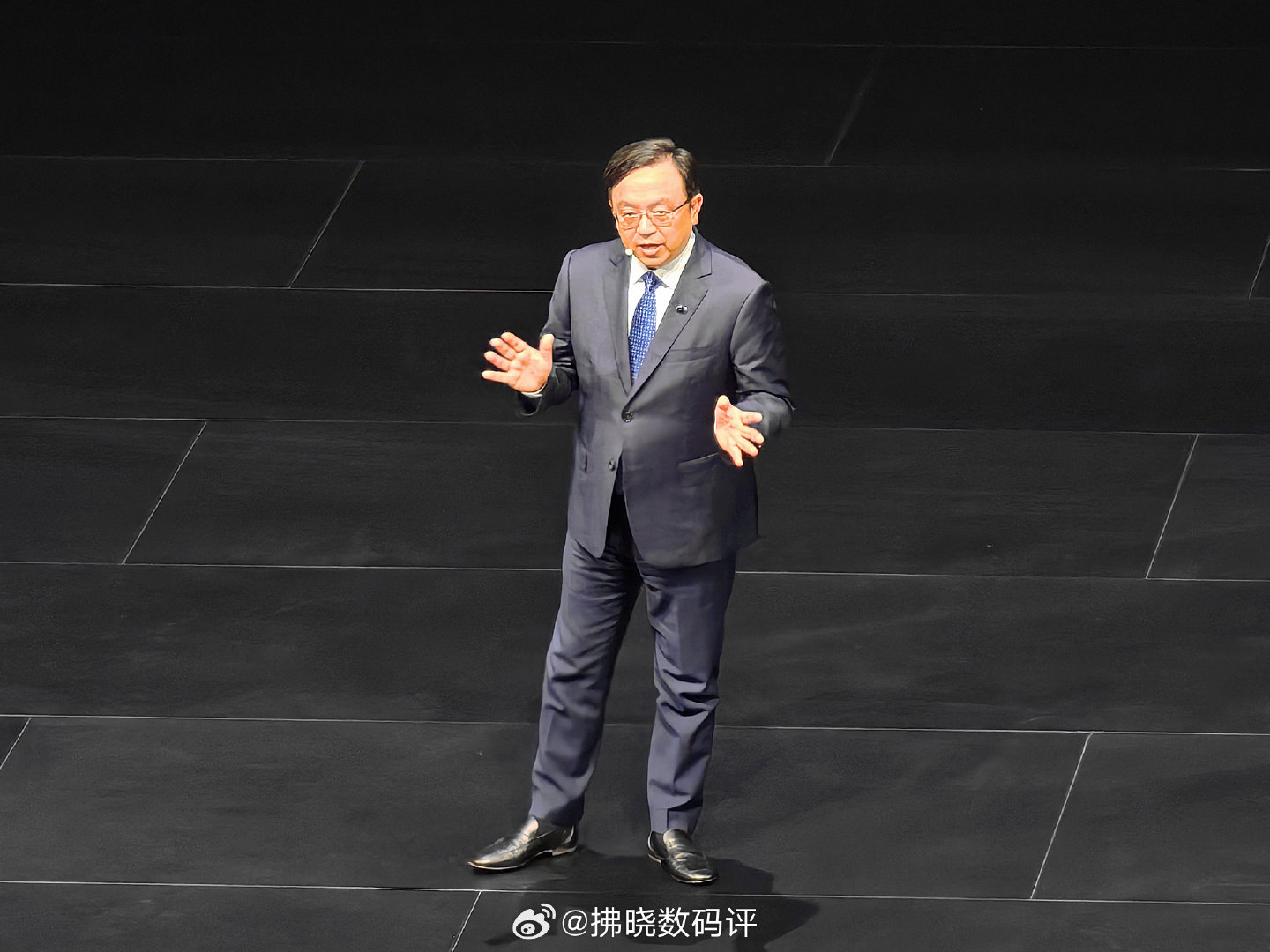 #王传福被选为比亚迪董事会董事长# 
“新能源一哥”这把交椅可不是那么好做的。对于当下的比亚迪来讲，无论是国内车市竞争越加激烈的形势，还是海外市场拓展压力等情形，都需要一个能稳住舵的人来坐镇，身为品牌创始人的“船夫哥”再适合不过了。[微笑] ​