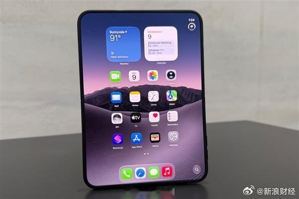 【#苹果回应iPhoneDuo内屏问题#】10月27日，苹果针对近日iPhone Duo出现的屏幕故障问题发表正式回应，称相关用户可联系AppleCare处理换机事宜。“首批用户对iPhone Duo的反响非常热烈。目前，我们已经留意到有极少数iPhone Duo的内屏出现了一些问题。”苹果官方表示，“如果用户遇到iPhone Duo的显示屏 ​
