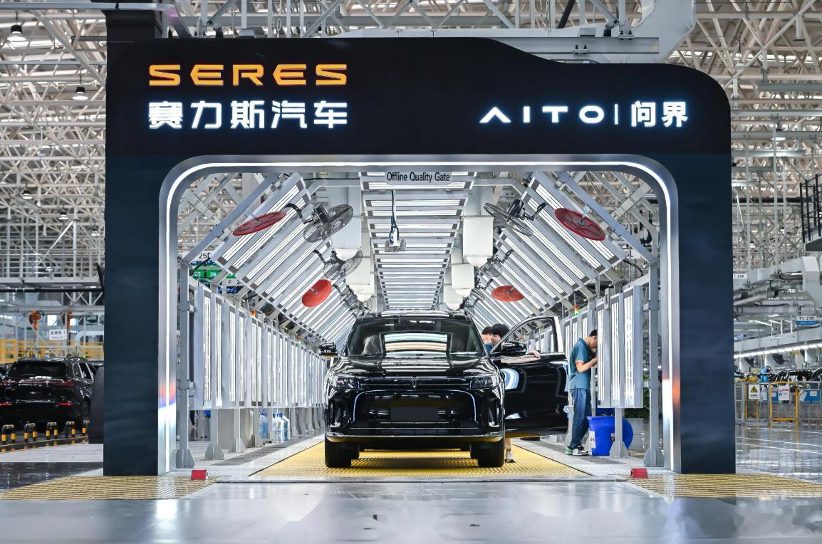 #华为 赛力斯##赛力斯 鸿蒙智行#个人感觉对赛力斯而言，这是毕业也是大考。买回商标、持股引望10%，终于摆脱华为代工叙事，但失去华为门店流量与品牌光环后，能否独立定价、卖车、守住高端用户，是生死题。

对华为呢，这是战略收敛。问界跑通后，腾出终端资源给智界、享界等，守住"不造车、做汽车界博 ​