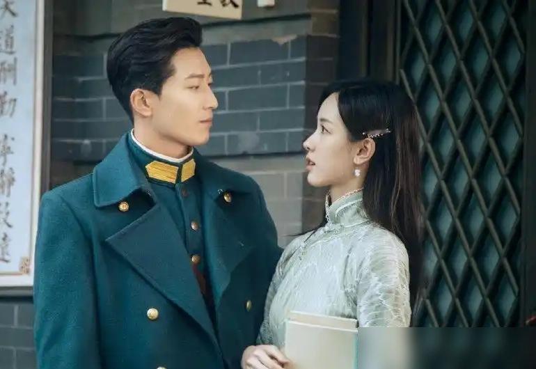 《玉簟秋》扑成这样，丞磊是真急了。
剧里演少帅，掐着女主下巴说“你逃不掉”。剧外粉丝拿着海报到处洗，说男高女低是“强制爱”需要。结果网友直接做了张性别对调版，评论区瞬间安静了。
最扎心的是那个出圈镜头。车内强吻完，他抬手擦嘴，眼神从狠戾切到冷静只要一秒。观众说这演技“又疯批又克制”，可收视率不骗