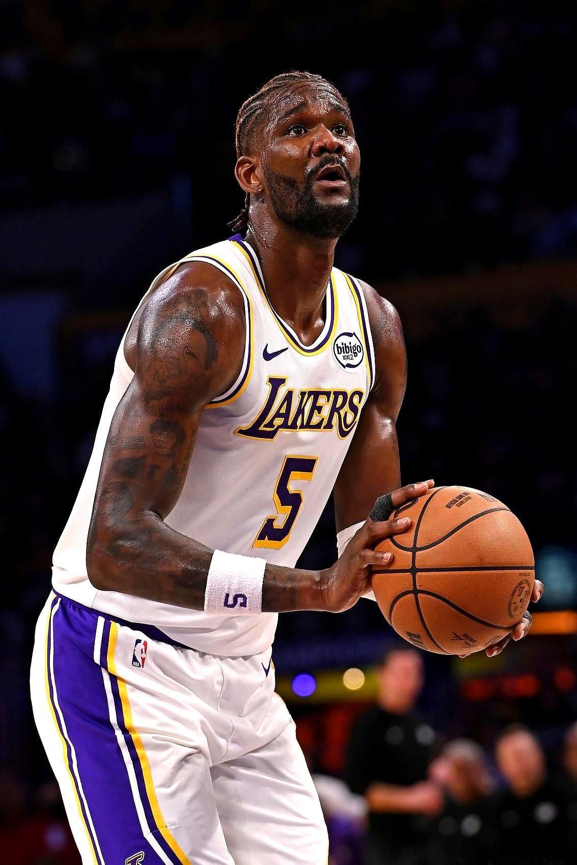 湖人队这季后赛的进攻，真是有点意思。    老詹场均25+9+8，稳如...