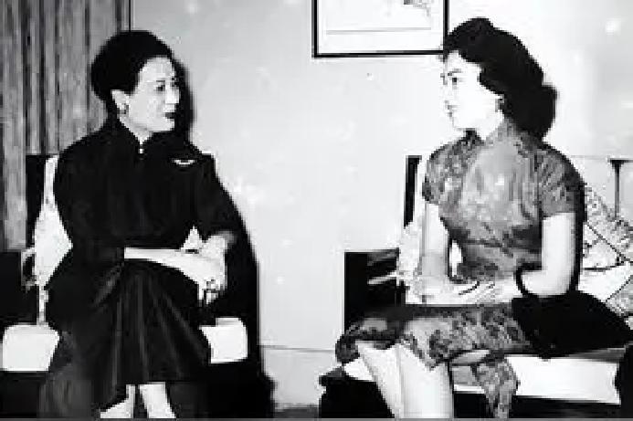 1931年，醉心于杭州美景的宋美龄，大手大脚带着母亲消费一万三千元，可等她拿着单据找到当地负责人报销的时候，却吃了“闭门羹”，时任浙江省主席的张难先还当面质问蒋介石这笔钱该谁负责，可谓是一下子把这夫妻俩给得罪了个底朝天……
 
调查结果送到宋美龄面前时，她捏着那张薄薄的纸，半晌没说话。纸上列得清楚：