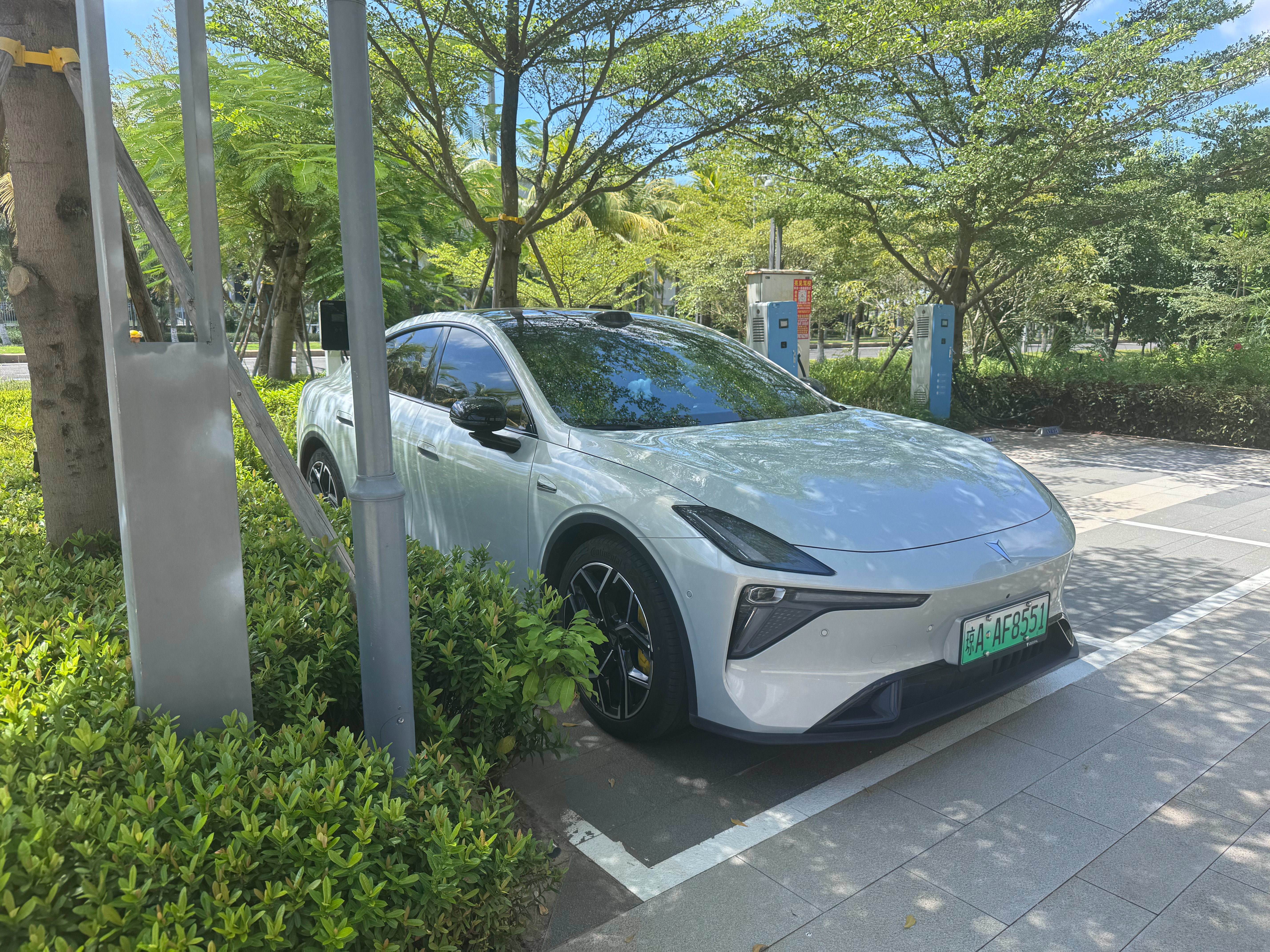 家里一直开油车，这次带家人试深蓝L06的智驾，感受差别挺大。高速打开辅助驾驶，车子能稳稳保持在车道中间，跟车加减速很顺滑，不像油车急刹那样一顿一顿。遇到慢车会自动打灯变道，旁边有大车经过，还会稍微往边上躲一点。

家人开惯油车，刚开始有点放不开，试一会儿就放心多了，这套智驾逻辑很像老 ​