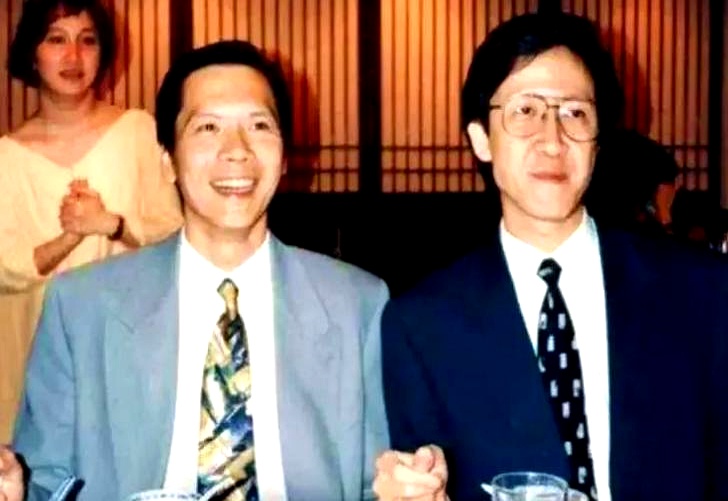 1992年，在香港影坛呼风唤雨的向华强，专程坐船过海敲开何鸿燊的家门，一进门就把姿态放到泥土里：“何老板，我们兄弟俩想在澳门做点生意，还请您老赏口饭吃！”
 

当时向氏兄弟在香港捧红了周星驰、刘德华，黑白两道谁不给几分薄面？可到了澳门这片地盘，面对穿着白衬衫、盘着核桃的“赌王”何鸿燊，向华强聊了不