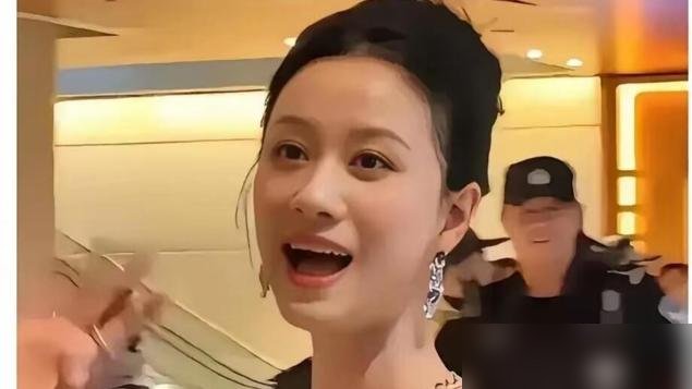 章子怡这回在法国拿奖，镜头直接怼到她腰腹上，没吸着，也没藏着。
就那种自然的肉感，坐下来有点褶，站起来有点弧度。网友炸了，说这才是46岁该有的样子，也有人说她胖了。
翻了下她这半年的活儿，为了演个丧子的单亲妈妈，从49公斤硬吃到55公斤，一天五顿，纯靠吃把自己喂成角色的劳碌相。之前《酱园弄》也是