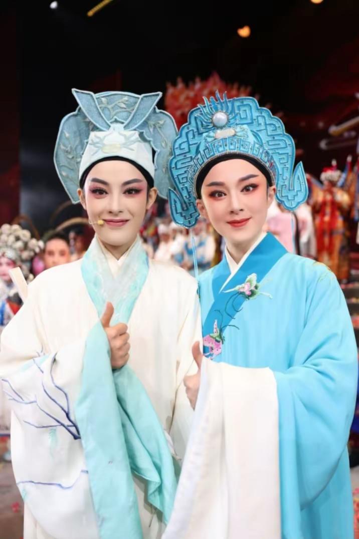 浙百陈丽君浙江小百花越剧团 尹派小生陈丽君 国家一级演员合影留念 @陈丽君 @君君戏迷🍭浅唱