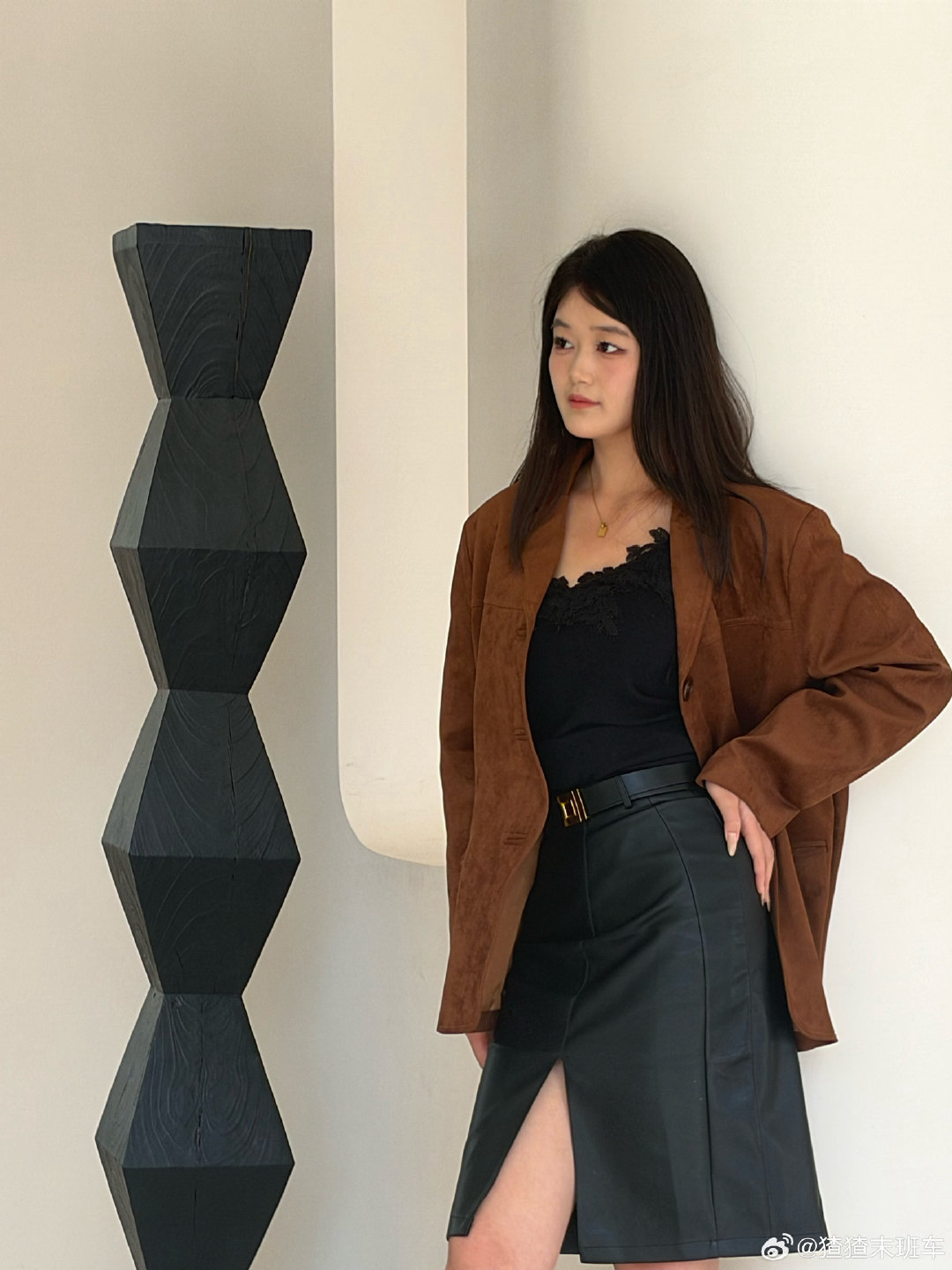 建议女生慎买iPhoneDuo，我有发言权，就拿Xiaomi 18 Fold和iPhone Duo人像对比，一目了然。

网友谈取消iPhoneDuo订单原因，现在的苹果风评越来越差了，软件适配不行，没有Face ID，没有长焦镜头，只能插eSIM卡….. ​