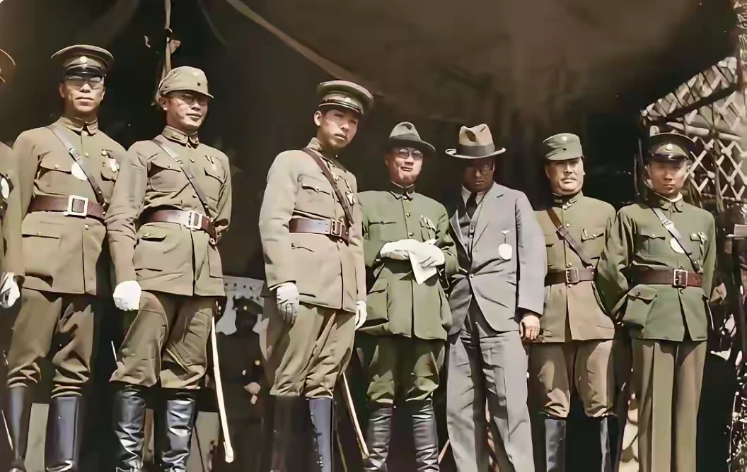 1931年南京元旦阅兵，站在C位的竟是年仅31岁的张学良！当日，南京城万人空巷。