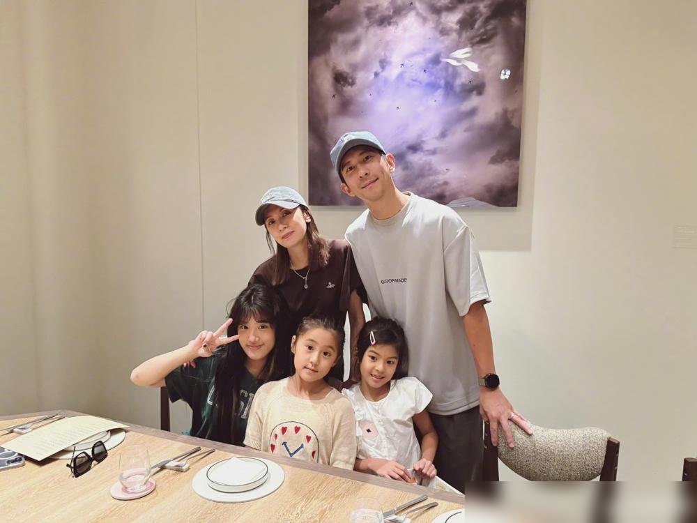贾静雯家俩小的，长相彻底对调了。
当年咘咘靠一双大眼萌翻全网，谁见了都喊“复制粘贴贾静雯”。结果现在抽高一看，眉眼轮廓全随了修杰楷，英气是有了，但那股子娇憨劲儿没了。
反倒是波妞，小时候被叫假小子，头发稀黄，五官挤在一起。现在长开了，眼睛一抬，活脱脱就是当年赵敏回眸那个劲儿。网友翻出对比图，连嘴