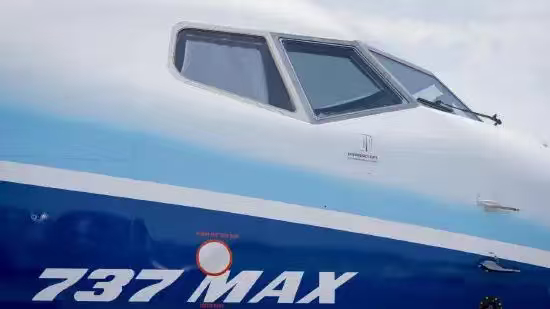 【美国波音公司：737MAX部分飞机着陆系统存在故障】

#曝波音737MAX着陆系统存故障#波音737 MAX又出新故障，这一次问题出现在飞机着陆这一关键环节。据路透社等媒体27日报道，美国波音公司表示，737 MAX部分飞机的软件存在故障，该故障可能导致自动导航系统在着陆过程中失效，相关问题已引起美国联邦航 ​