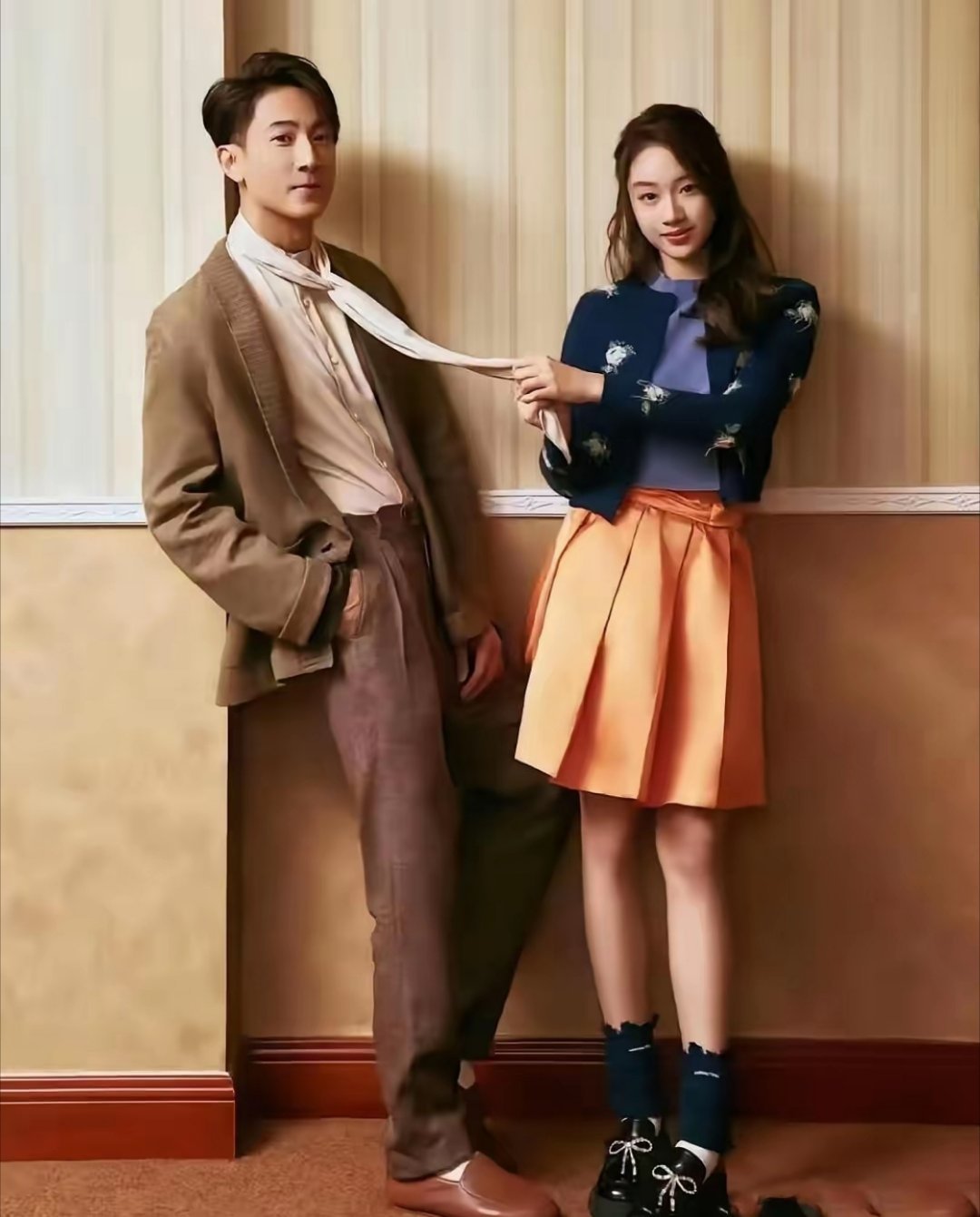 吴尊带15岁女儿拍杂志。俩人一个帅显年轻，一个美又高挑 ​