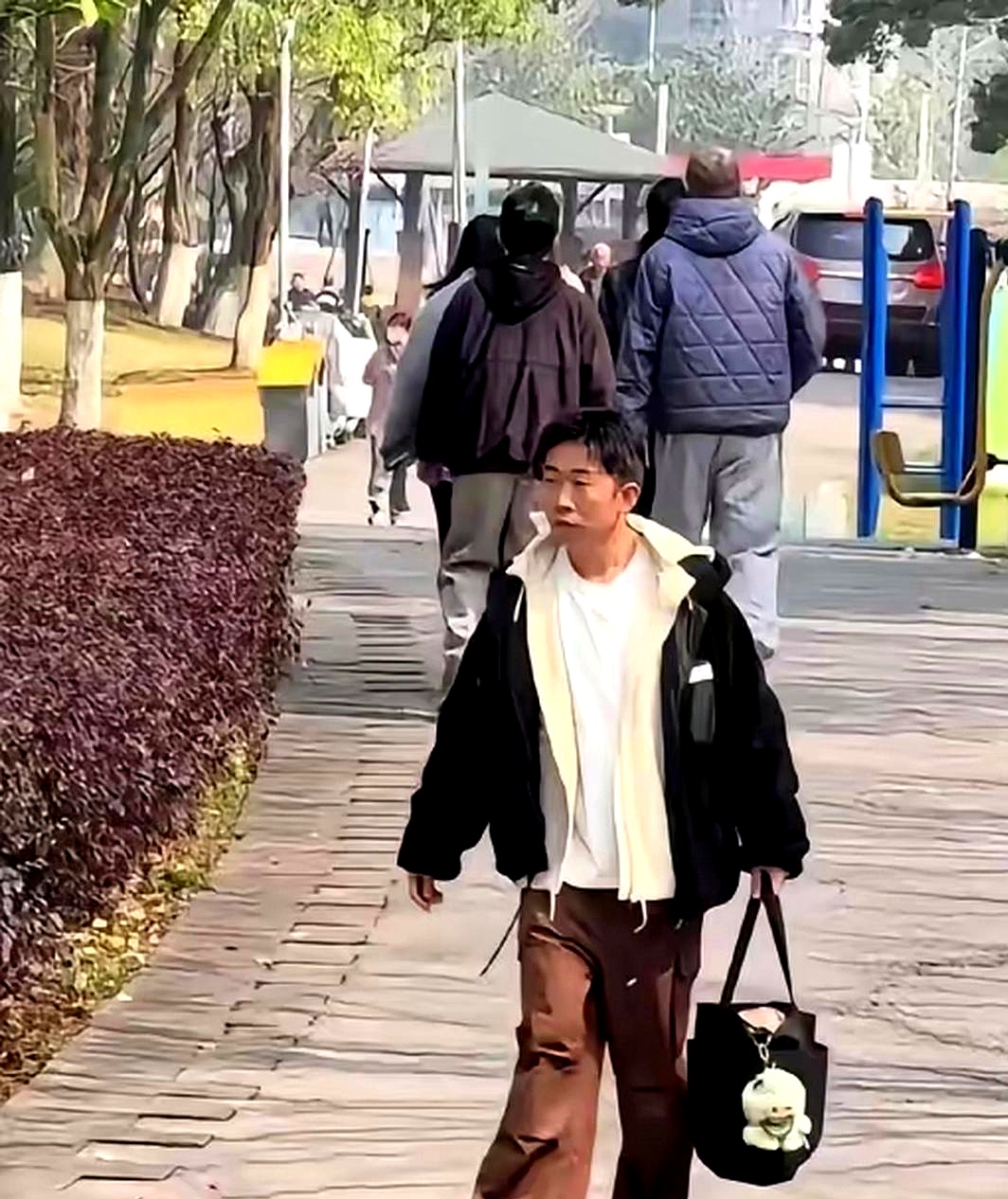 当何灵在你好星期六把杨迪、魏大勋的段子夸到“能把地板笑裂”时，舞台下的画面更耐人寻味：通告堆成山的人，出门没保镖，行李箱自己拖，双肩包自己背，转身还被夏之光妈妈当“梦中情人”，追着合影。
有人习惯八抬大轿，一杯拿铁要十几只手递；他不玩人设，不摆排场，只把自己当个上班的。
这不是所谓接地气，更像人间清