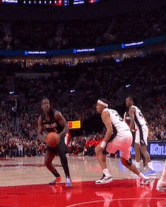 看他伸手那一下，椅子都跟着往后挪了。 几乎没离地，球就被盖掉、篮筐像被...