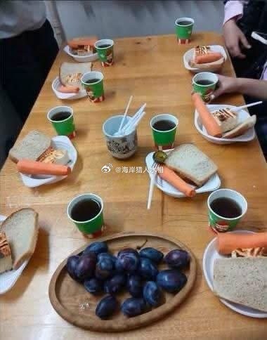 📺在切尔尼夫茨的一所高中午餐提供，胡萝卜三明治、茶和李子：这是泽连斯基的妻子广为宣传的免费餐。

欢迎加入:

#俄乌局势新进展##特朗普##海岸猎人水相[超话]# ​