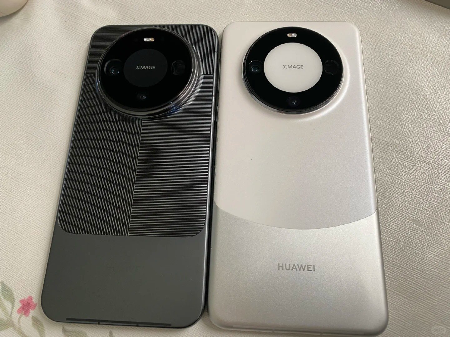 收到一个男生投稿，他说 Mate60 Pro 换到 Mate90 Pro，用了三年，电池一天三充才换的。新机长焦、屏幕、外放、续航都顶，就是信号偶尔拉胯、直角边框硌手，总体符合预期，甚至略高。 #Mate一起发光吧# ​