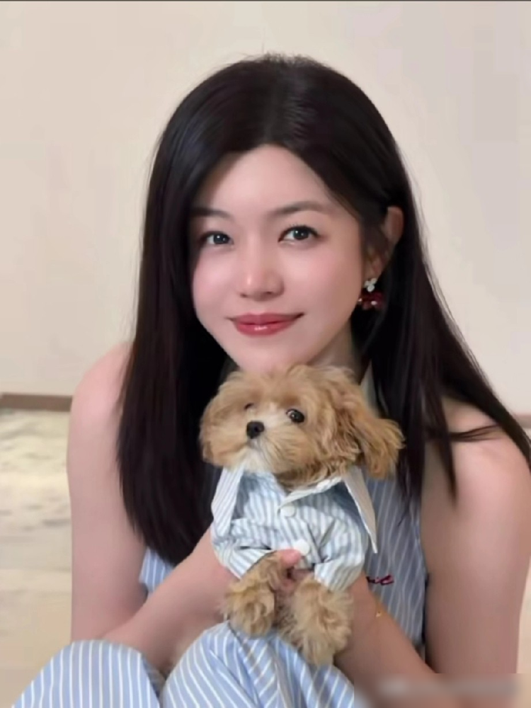 陈晓当年被问陈妍希拍吻戏，就一句那是她的工作。真到了散伙这天，离婚文案跟复制粘贴似的，齐刷刷感恩遇见，今后各自安好。隔了一年半，陈妍希在节目里才松口说有遗憾，剩下的话全咽回去了，只提陪儿子。陈晓那边更干脆，闷头拍戏，连个多余标点都懒得给。
两口子都是吃这碗饭的，戏里亲过的人比路边电线杆都多，真介意