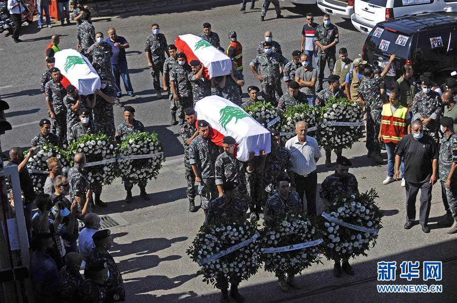 黎巴嫩: 因貝魯特爆炸去世的消防員葬禮-圖6
