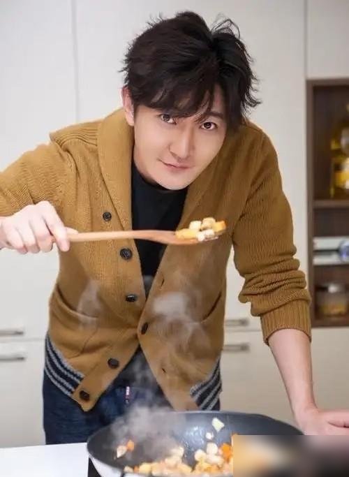 郭京飞抱着吉他在台上弹得正嗨，旁边周翊然直接笑场了，网纱特效一糊，全网都跟着乐。
就这综艺感，谁能想到他两个月前刚靠《对手》里的李唐，提名了金鹰奖最佳男配。再往前翻，《迷墙》在央视黄金档播，他跟任素汐飙戏，悬疑喜剧拿捏得死死的。
话剧圈更狠，金狮奖、白玉兰奖早拿过了。陆毅是他连襟，俩人一个偶像派