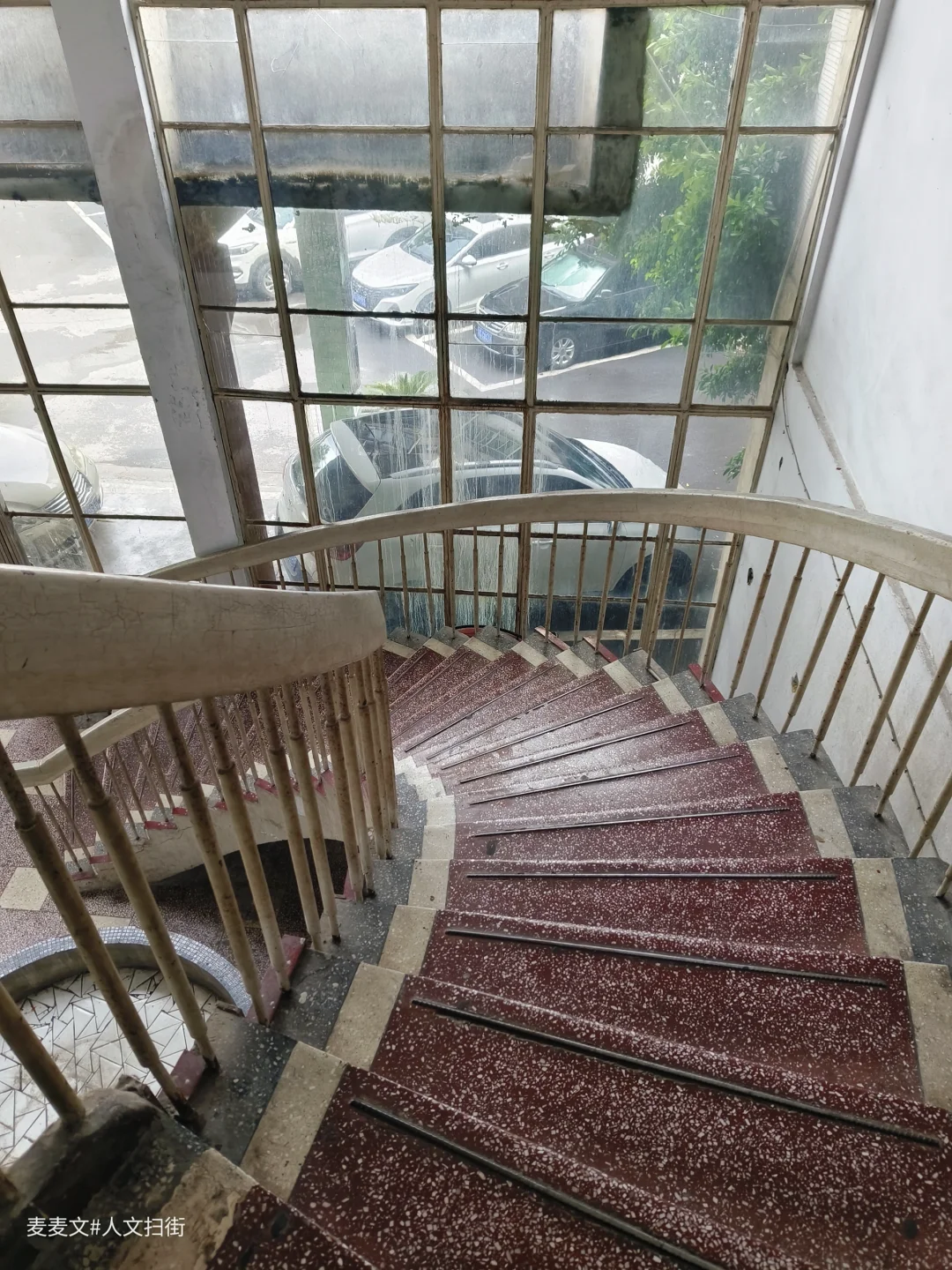 【江津】窗内1995年的楼梯窗外2025年的车辆