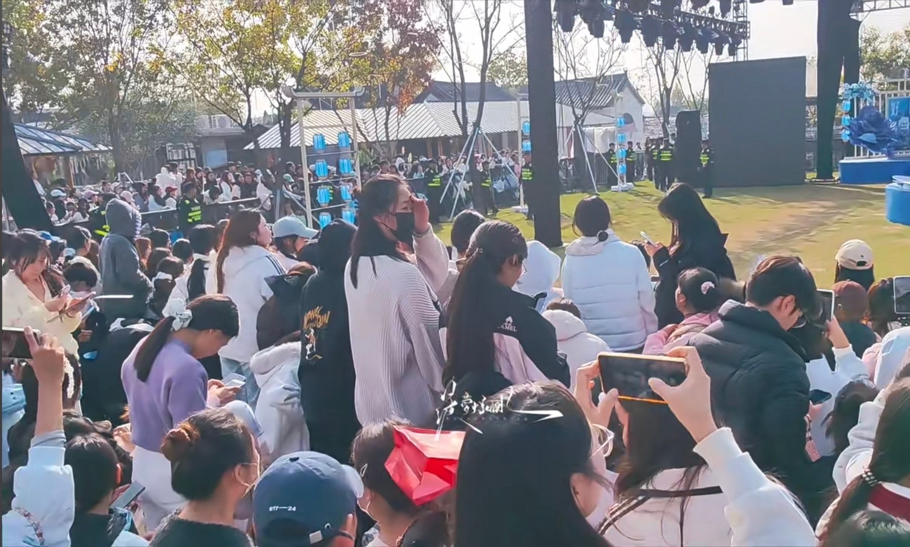 大批安保已经进场！下午4.30就能看到白鹿了！安慕希线下活动准时准点举办！现在现场已经人山人海！ ​