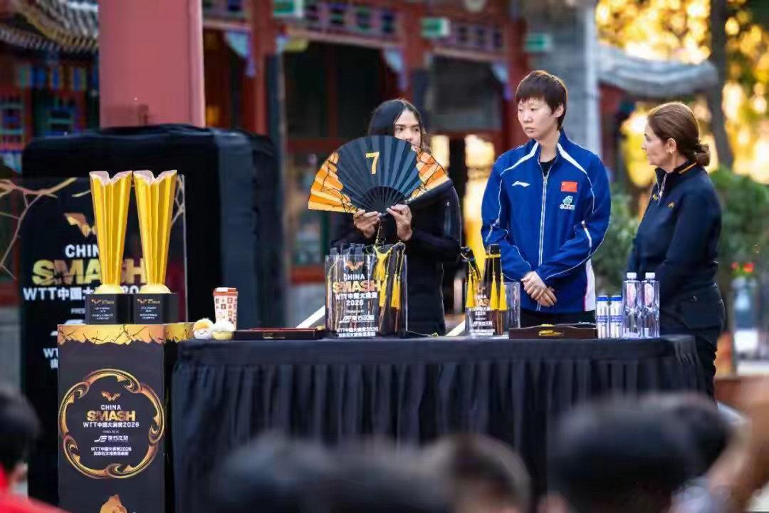 #WTT中国大满贯赛签表出炉# 女单世界排名前两位的中国队选手王曼昱、孙颖莎分别坐镇，首轮对手分别是王艾米、叶伊恬。蒯曼对阵杜凯琹，早田希娜与长崎美柚相遇，女单赛场从首轮就充满故事。 ​