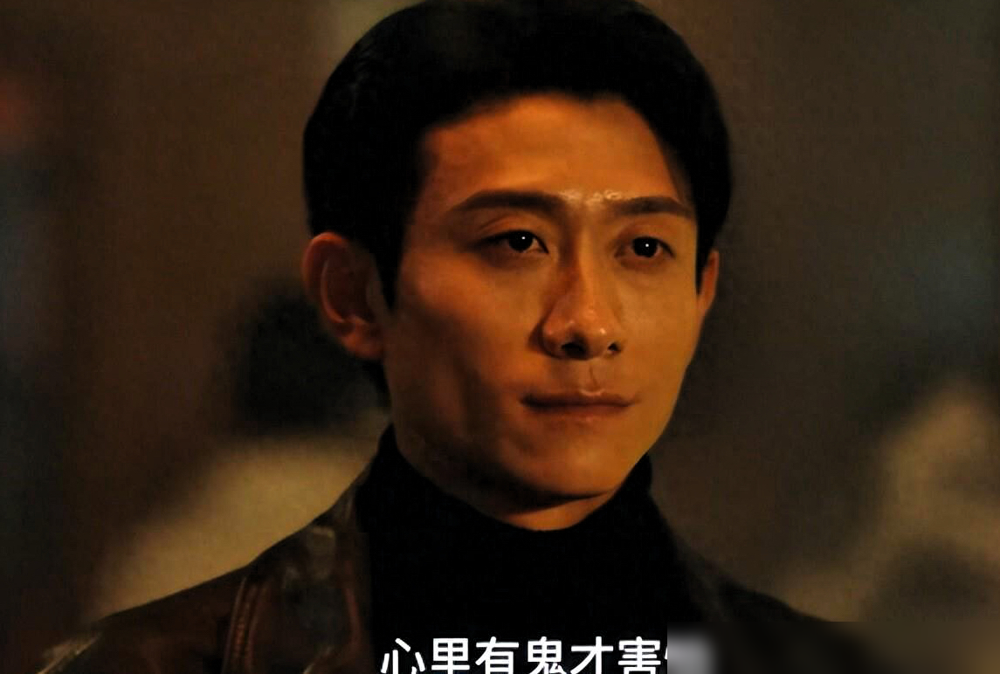 张一山一句话戳破国产刑侦剧的遮羞布！
他演新《重案六组》前传接受采访，说不是所有作品都得硬塞恋爱戏。为了演好警察，他专门深入了解这个职业，硬加感情线只会破坏剧本完整性。
现在剧播了口碑两极，女主被全网骂上热搜，还我季洁刷爆社交平台。唯独张一山被观众称为全剧定海神针，靠着演技硬生生撑住了收视。