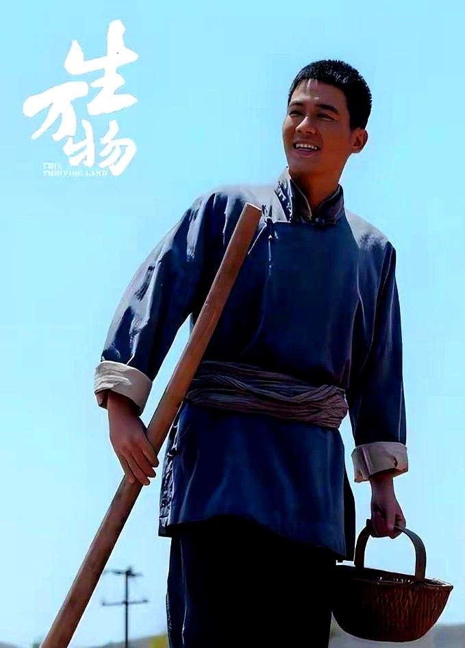 欧豪、张若昀、蒋奇明同台，被评为“刚野完、刚正完、刚杀完”。

观众是真看腻了流水线花瓶。欧豪带着一身野劲，蒋奇明演小人物能勾魂，张若昀更有股难得的定力。

张若昀领完奖，转身就进了郑晓龙执导、刘恒编剧的《天工之城》，演个扛枷锁修紫禁城的罪臣之子，不愿在古偶里消磨灵气。

红毯皮相热闹一晚就过，能留