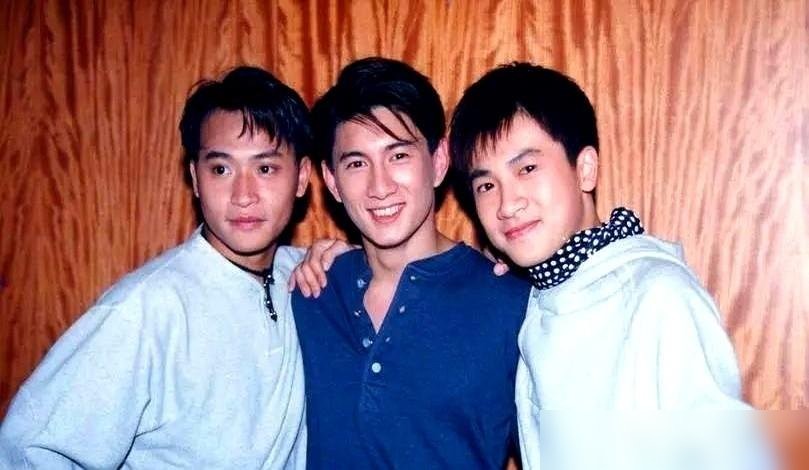 吴奇隆随手回了粉丝两个字，评论区当场炸开了锅。

有人追问小虎队什么时候能合体开唱，他敲出两个字：“现在”。一帮看着他们长大的中年人瞬间泪目，以为三十多年前的青春真要杀回来了。

可现实哪有这么浪漫？

55岁的吴奇隆已经戴上了老花镜，看网友弹幕都费劲，甚至直言“不拍戏了”，精力早就转向幕后和短剧投