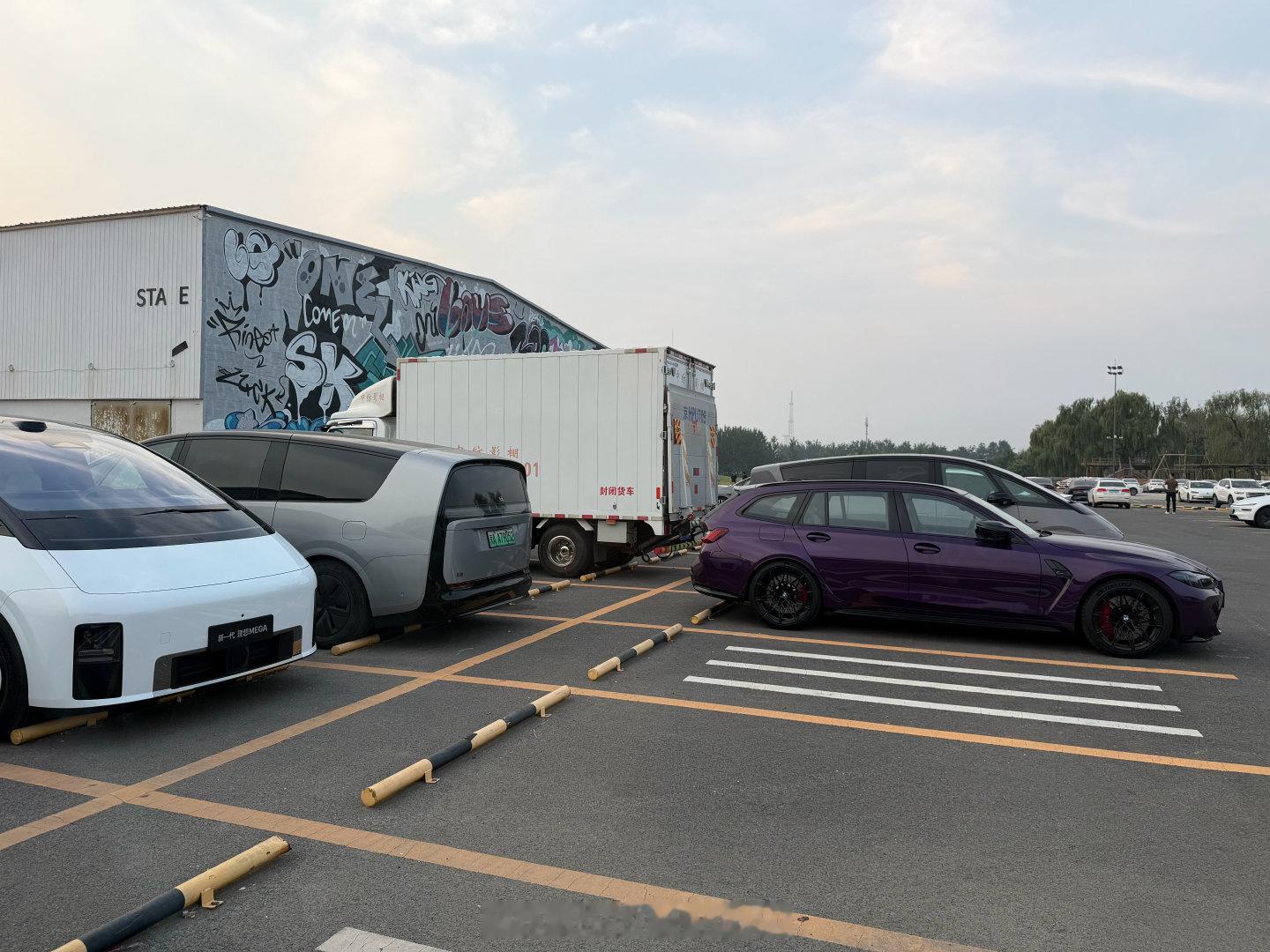 图一猜车
这两排车位含 MEGA 有点高
#赓言赓语[超话]#  ​