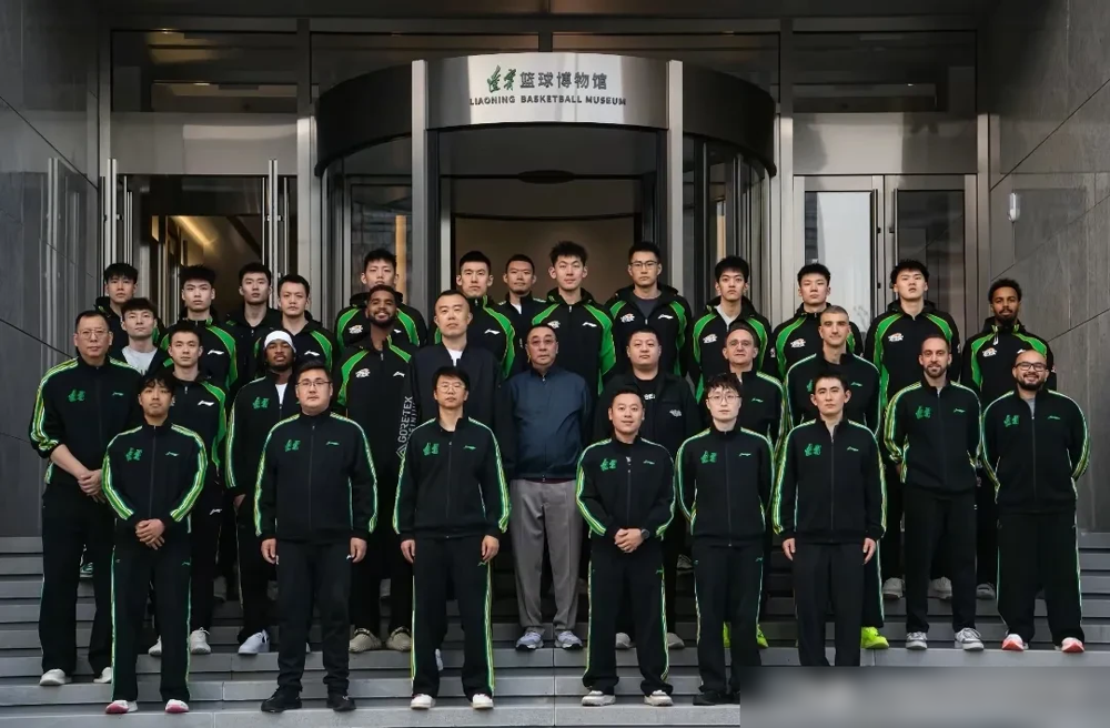 1400万买块地，不盖商场不建住宅，辽宁男篮就为给篮球修个祠堂。
这地方在沈阳奥体北边，地下挖一层，地上盖四层，总面积6600多平。里头不光摆奖杯，还卖球员周边，专门留了块地儿给球迷跟球员见面用。篮坛头一份。
辽宁队1953年建队，到现在七十多年。从东北虎那会儿，到吴庆龙、李晓勇，再到杨鸣、张庆