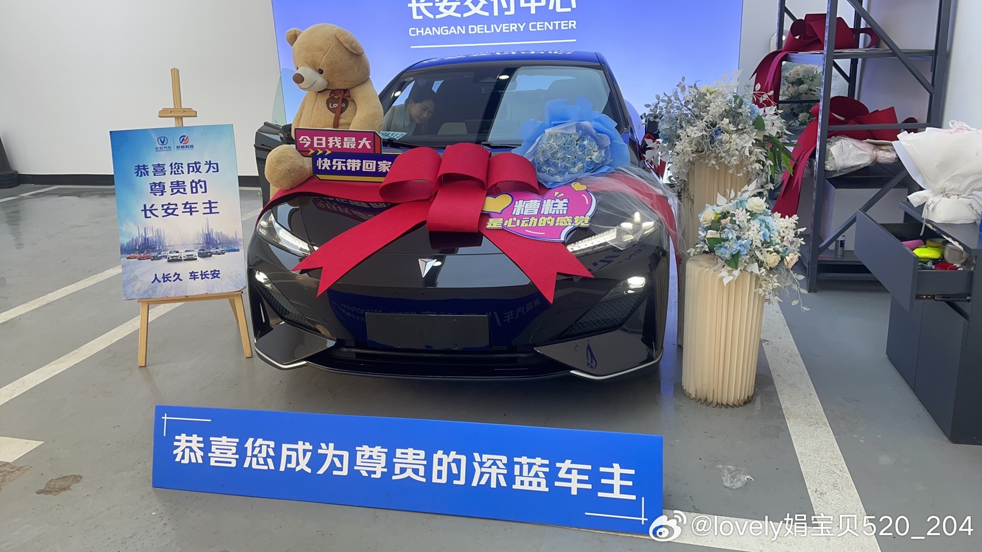 #深蓝车友会# 

我的深蓝SL03纯电，已经跑三万多公里了，简单聊聊用车感受。

高速稳住90-100码，最低能跑到11.5度电。市区正常开十三四度，碰上堵车再加开空调，能耗能到十六七度。春秋天气舒服的时候，续航最靠谱。

空间家用没问题，前后排坐着不闷，后备箱也好放东西，露营装备、行李箱随便塞。

 ​